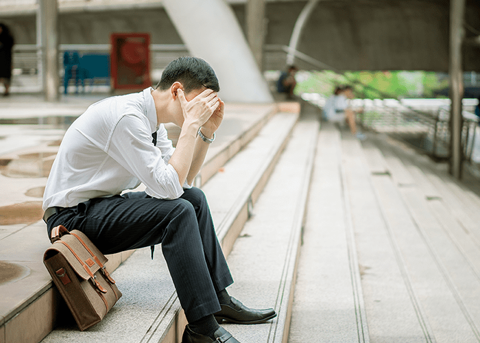 頭を抱える男性|努力してもすべてを失い、立ち上がる気力を失った状態|人生再生・復活コーチング