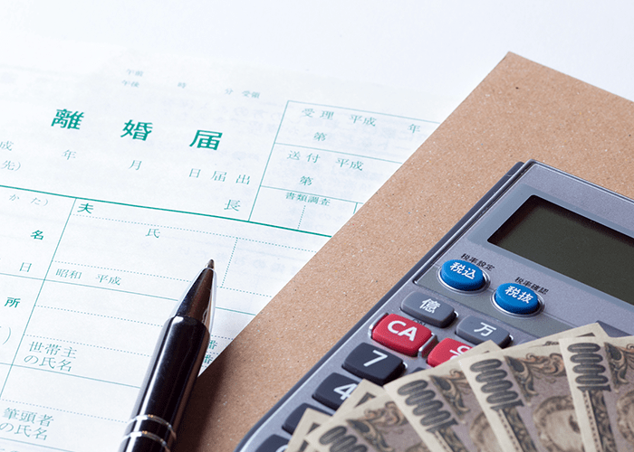 離婚届と悩む手元|倒産や病気、離婚などの人生の困難に直面し、自分の限界を感じる瞬間|再生プログラム